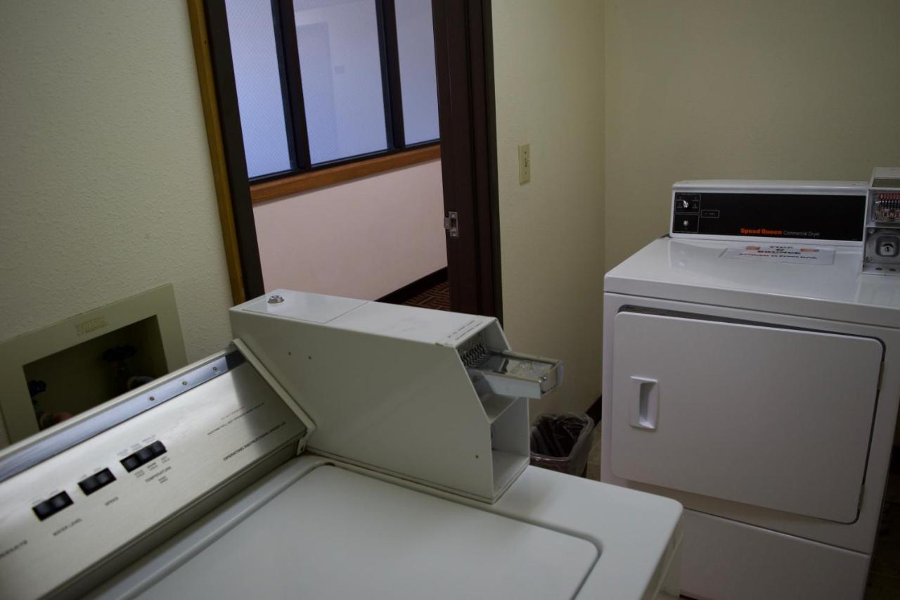 Amerivu Inn And Suites Shawano Wi ภายนอก รูปภาพ