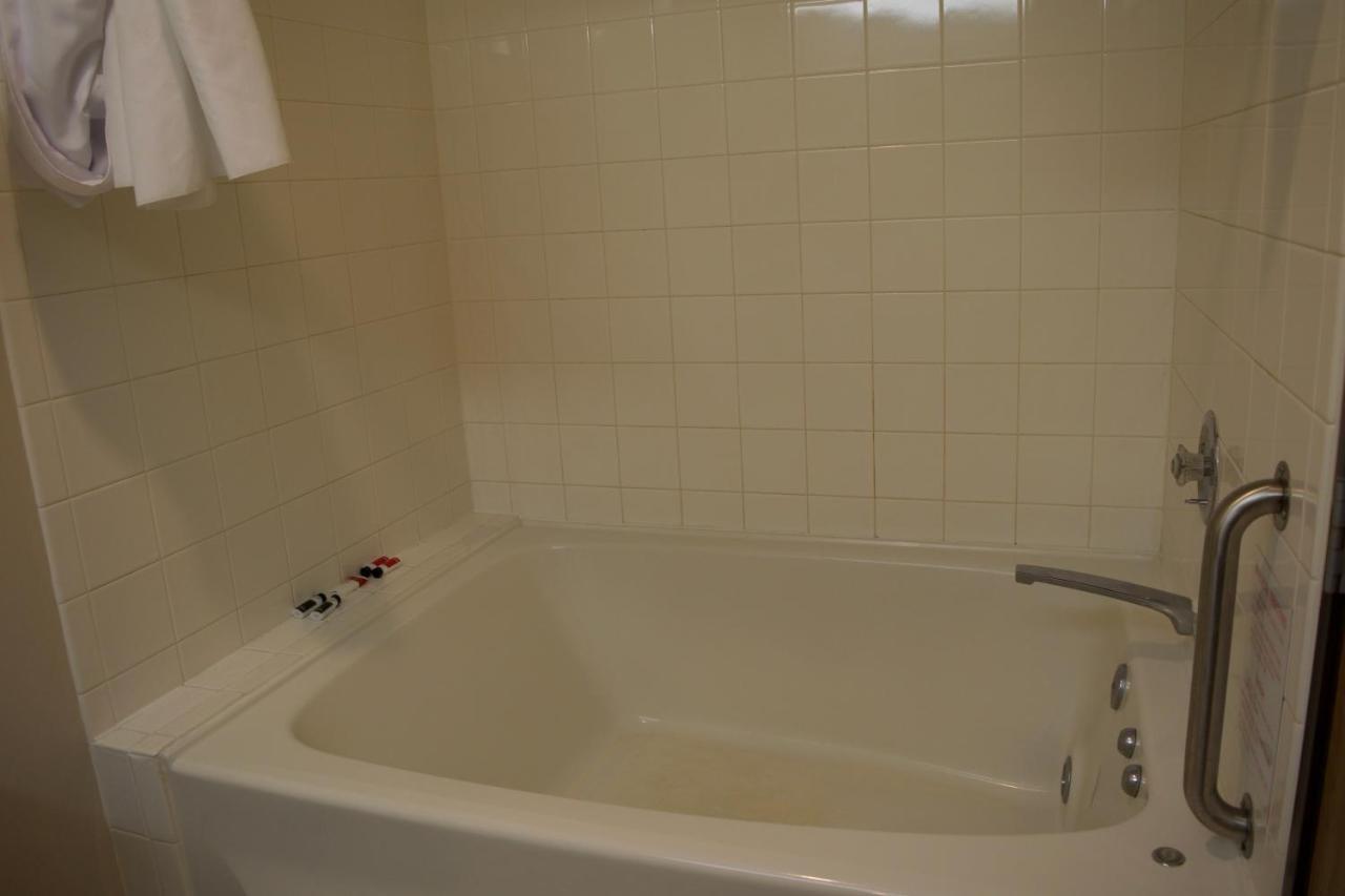 Amerivu Inn And Suites Shawano Wi ภายนอก รูปภาพ