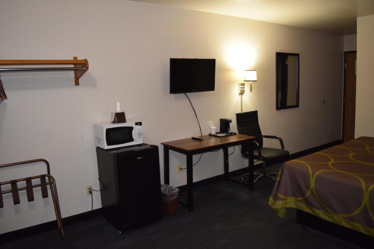 Amerivu Inn And Suites Shawano Wi ภายนอก รูปภาพ