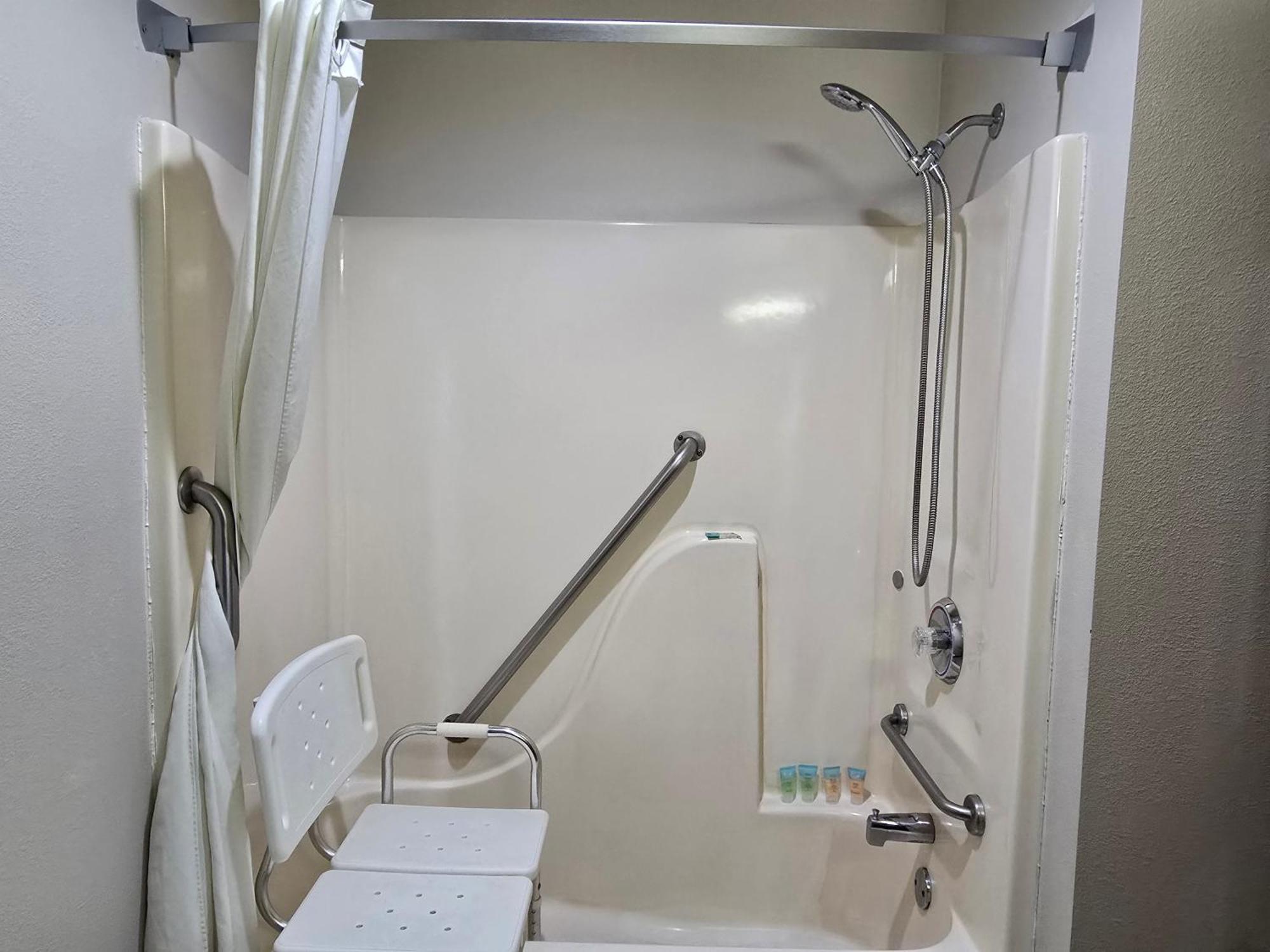 Amerivu Inn And Suites Shawano Wi ภายนอก รูปภาพ