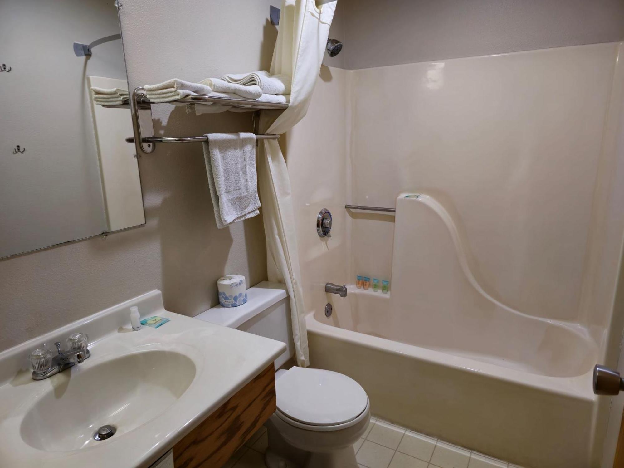 Amerivu Inn And Suites Shawano Wi ภายนอก รูปภาพ
