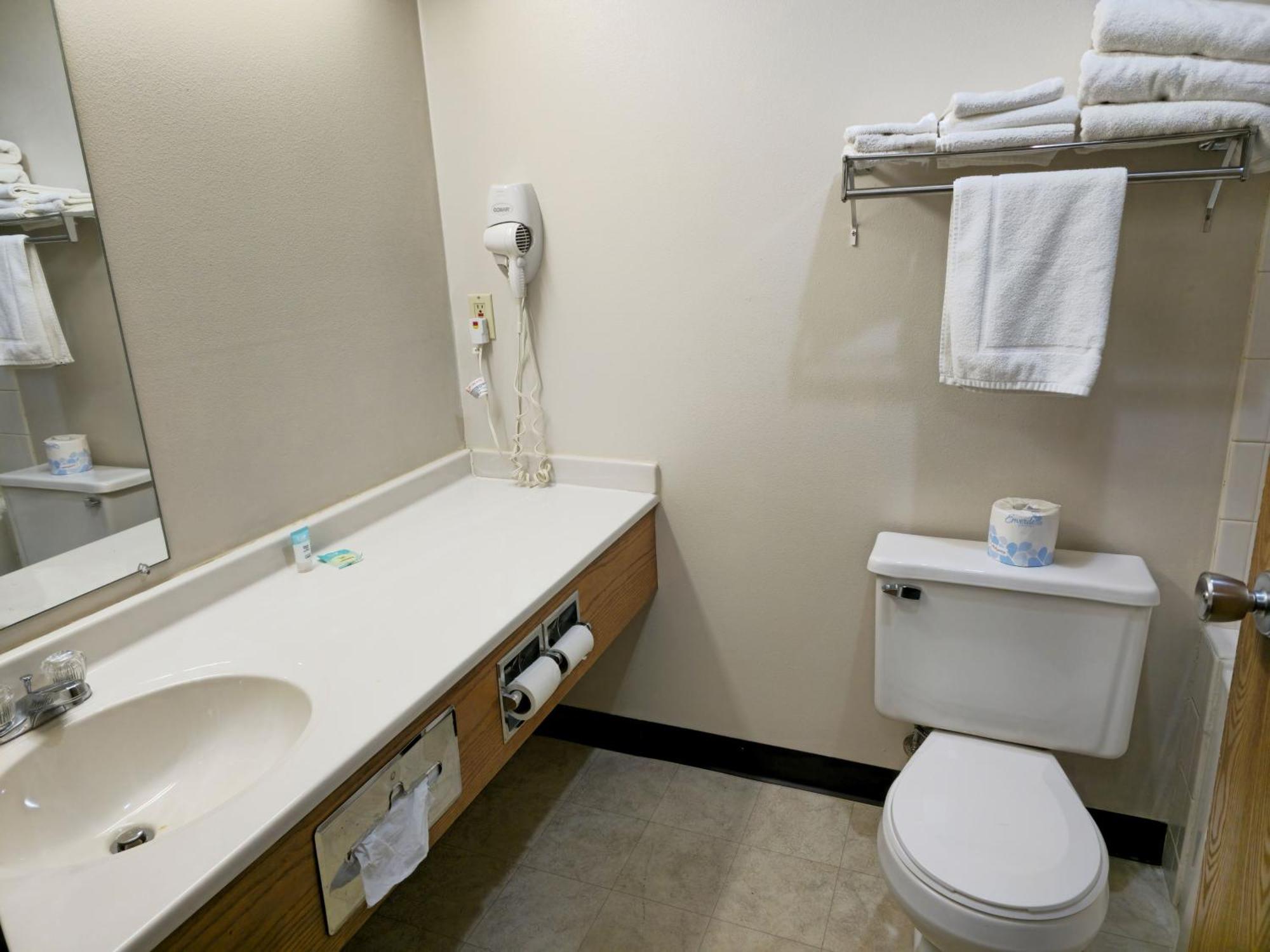 Amerivu Inn And Suites Shawano Wi ภายนอก รูปภาพ