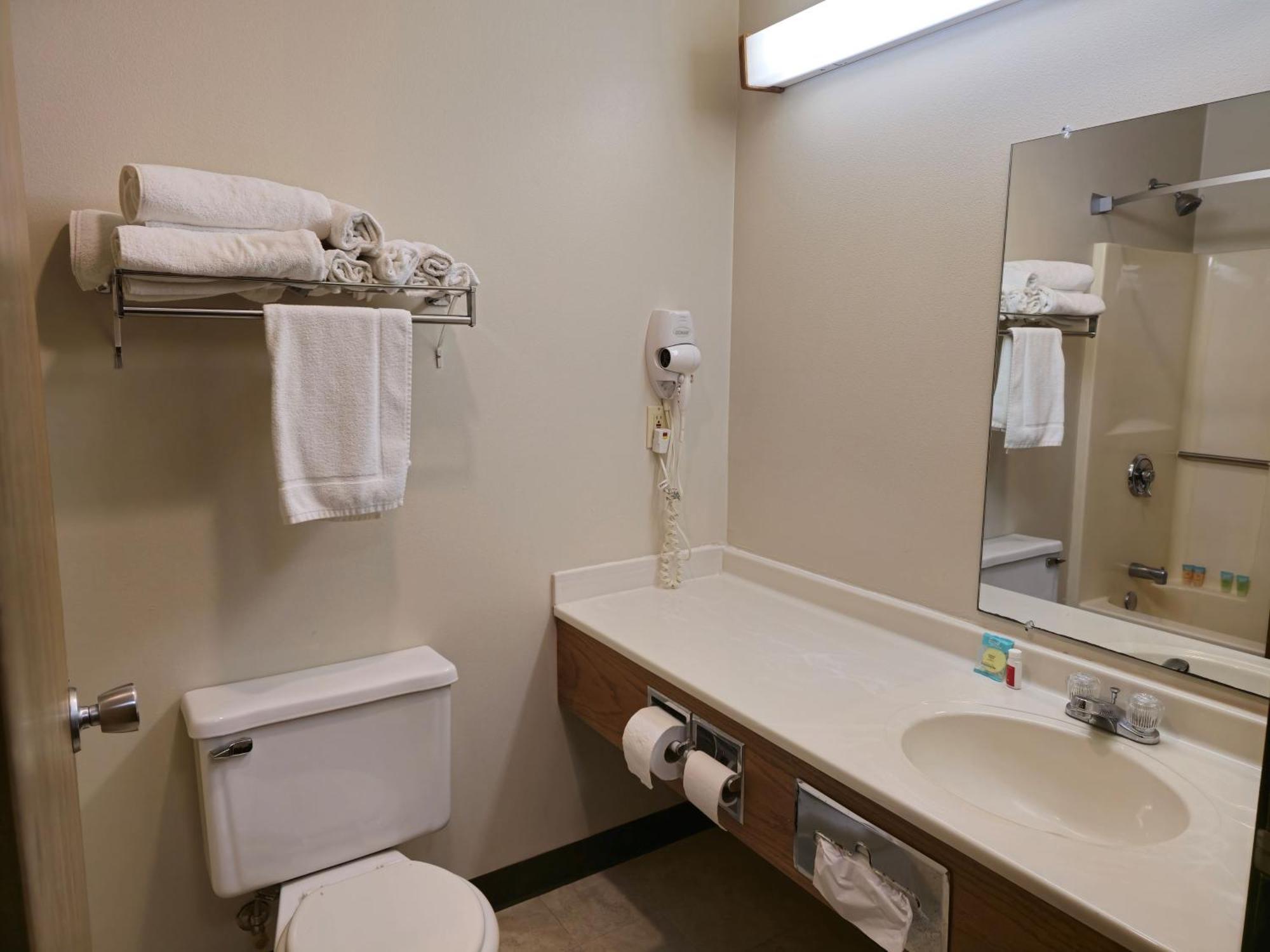 Amerivu Inn And Suites Shawano Wi ภายนอก รูปภาพ